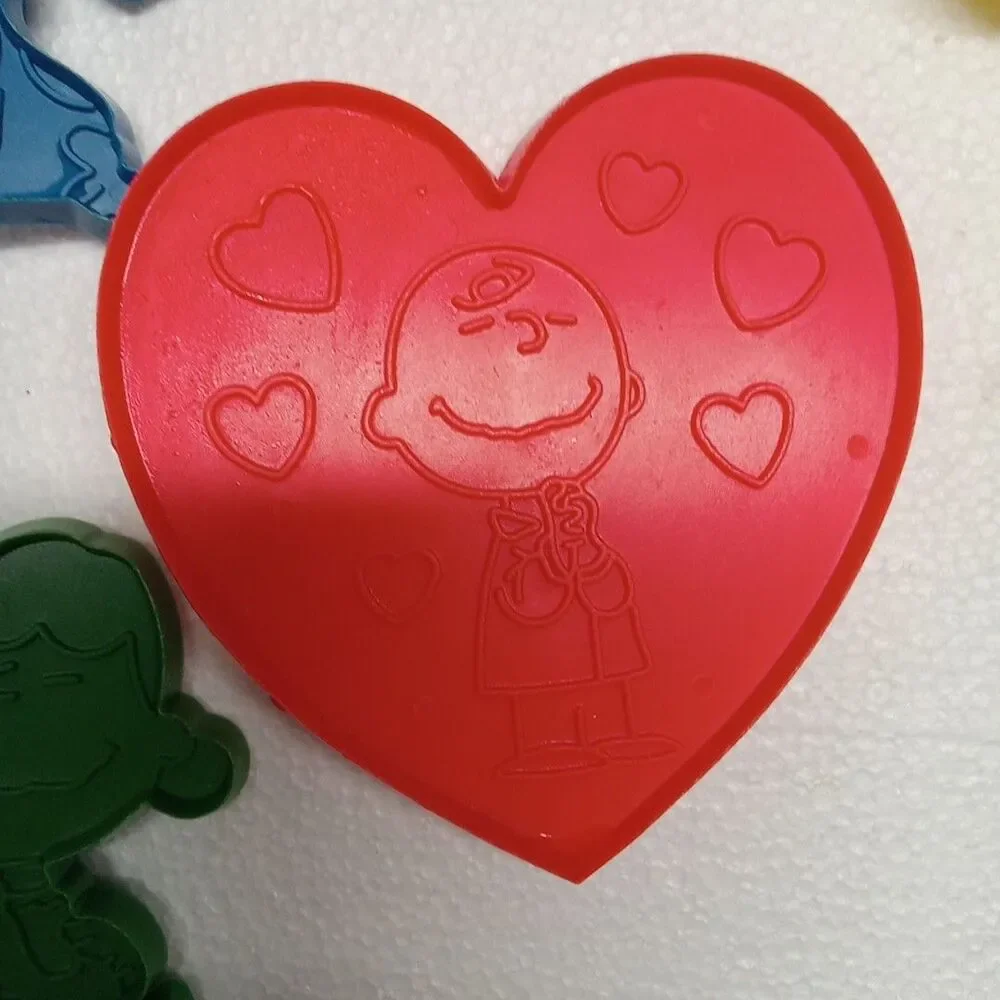 Vintage LOT OF 4 SNOOPY COOKIE CUTTERS Peanuts Plastic  lot 3